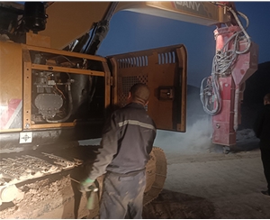 挖掘機(jī)改裝潛孔鉆車(chē)